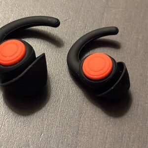 Set SUPCEAT earplugs with their carrying case. NEW.